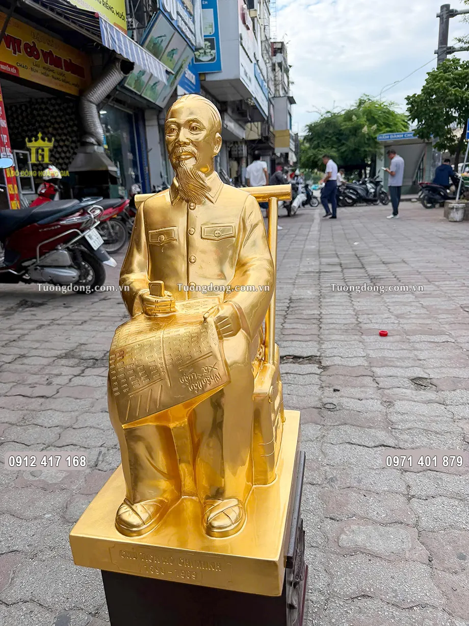 Toàn bộ bề mặt được dát vàng 9999 sang trọng